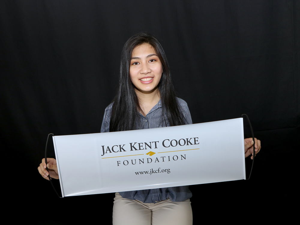 
Proudly displaying her Jack Kent Cooke Foundation banner, Havi Nguyen is grateful for the educational opportunities the Foundation has provided for her.
