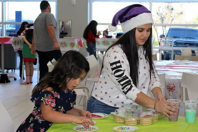 2 students work at table.