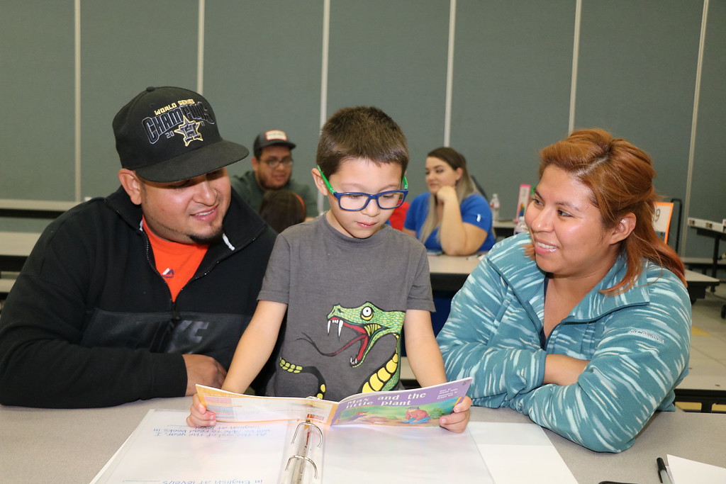 Students reads to parents in english and spanish.