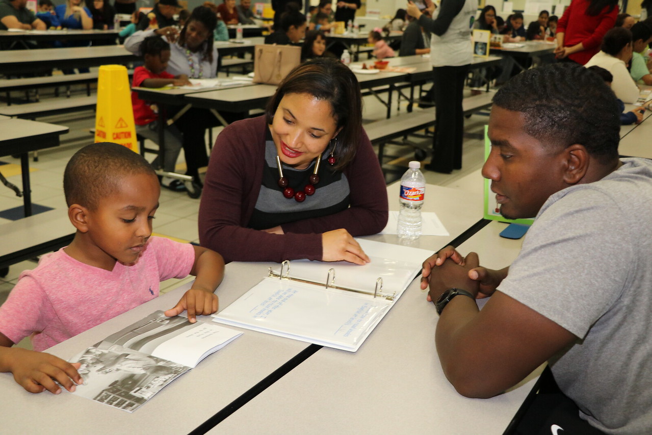 Students reads in english and spanish.