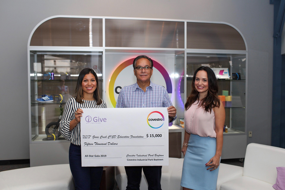 Covestro presents $15,00 check