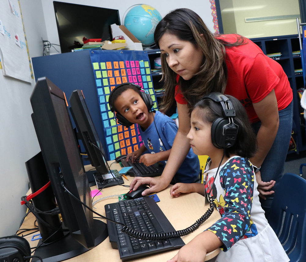 
Wendy Madrid, the Spanish Dual Language Two-Way Program teacher at Carver Elementary, asks for volunteers to read flashcards.
