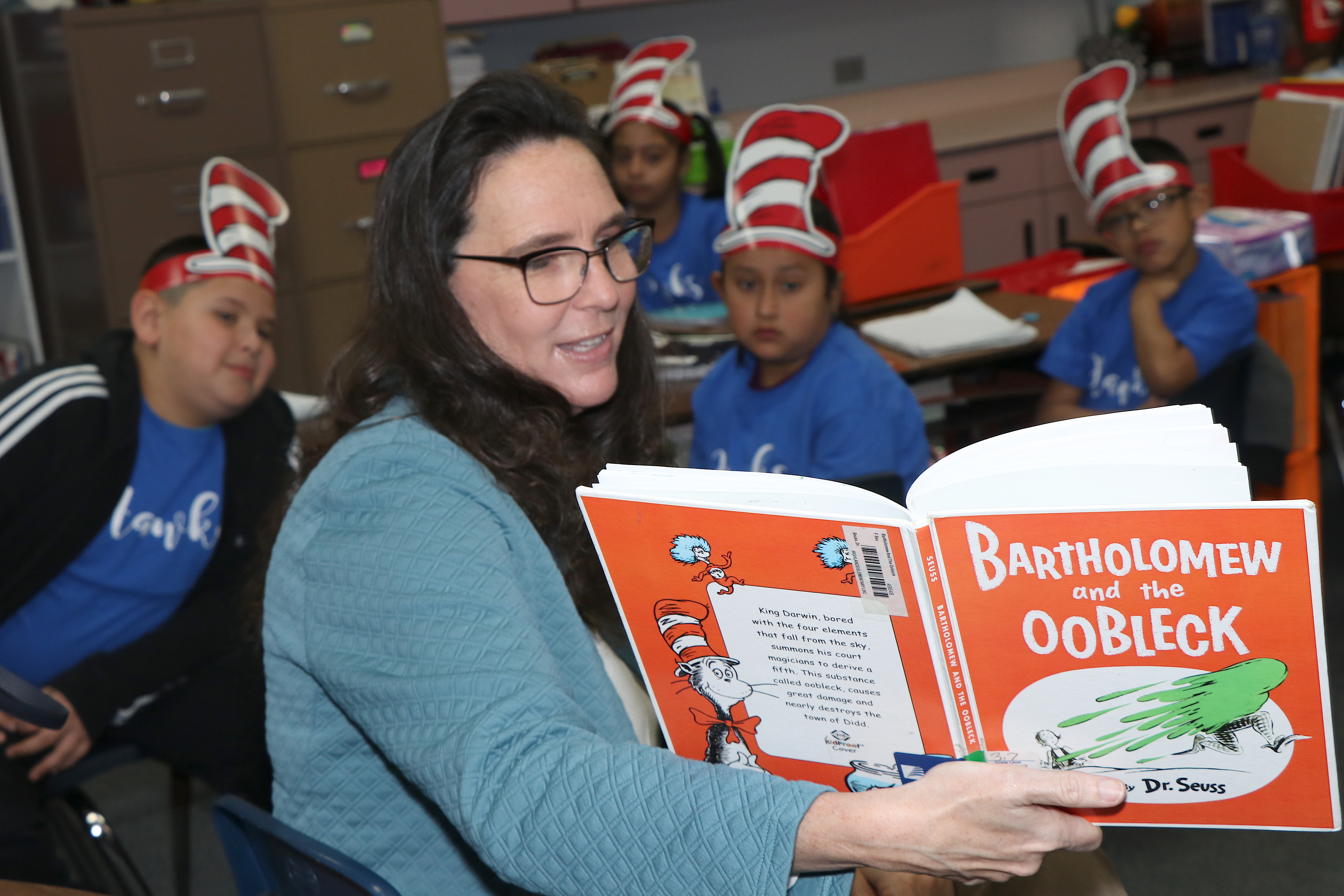 dr duarte reads dr seuss book to students