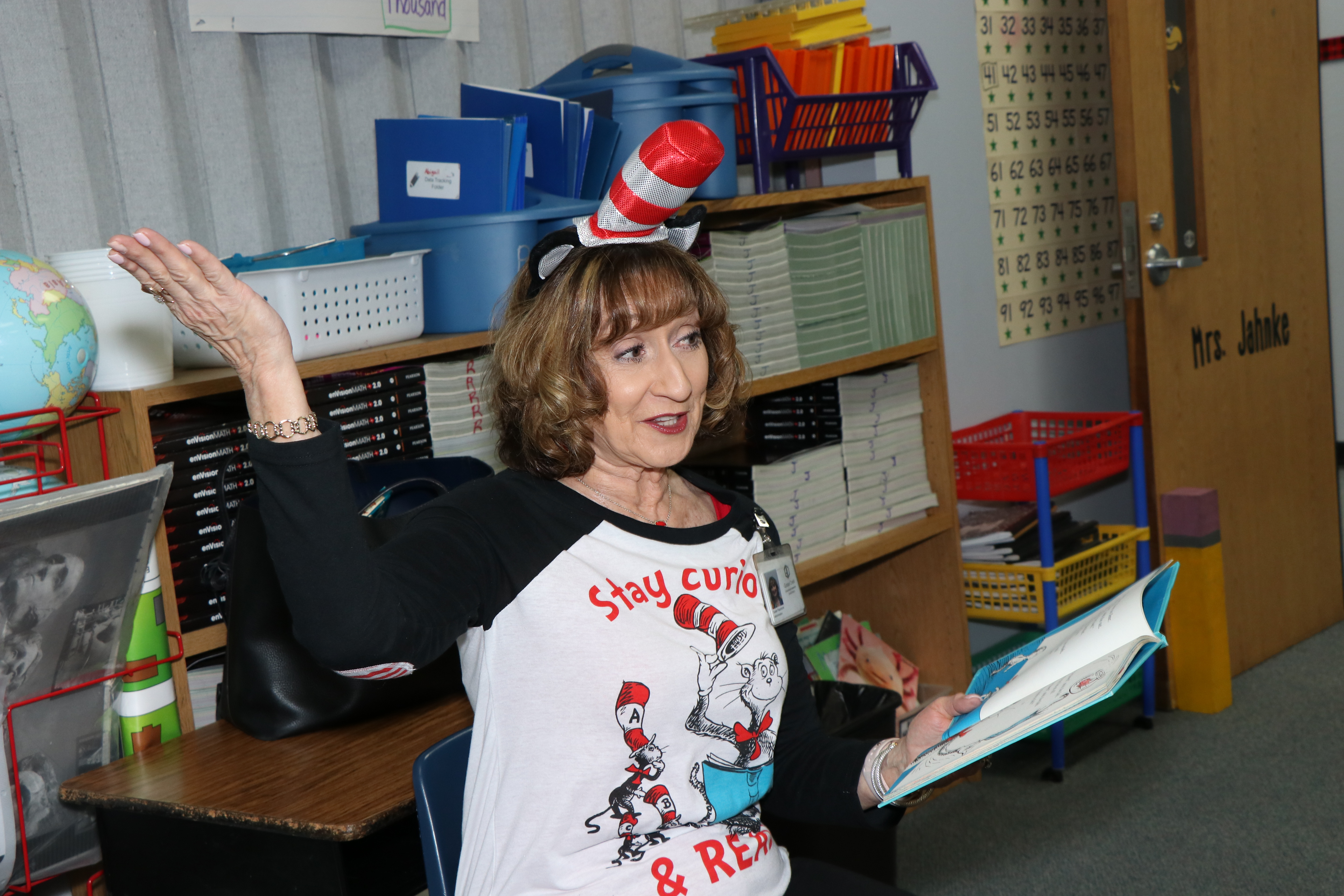 susan passmore reads dr seuss book to students