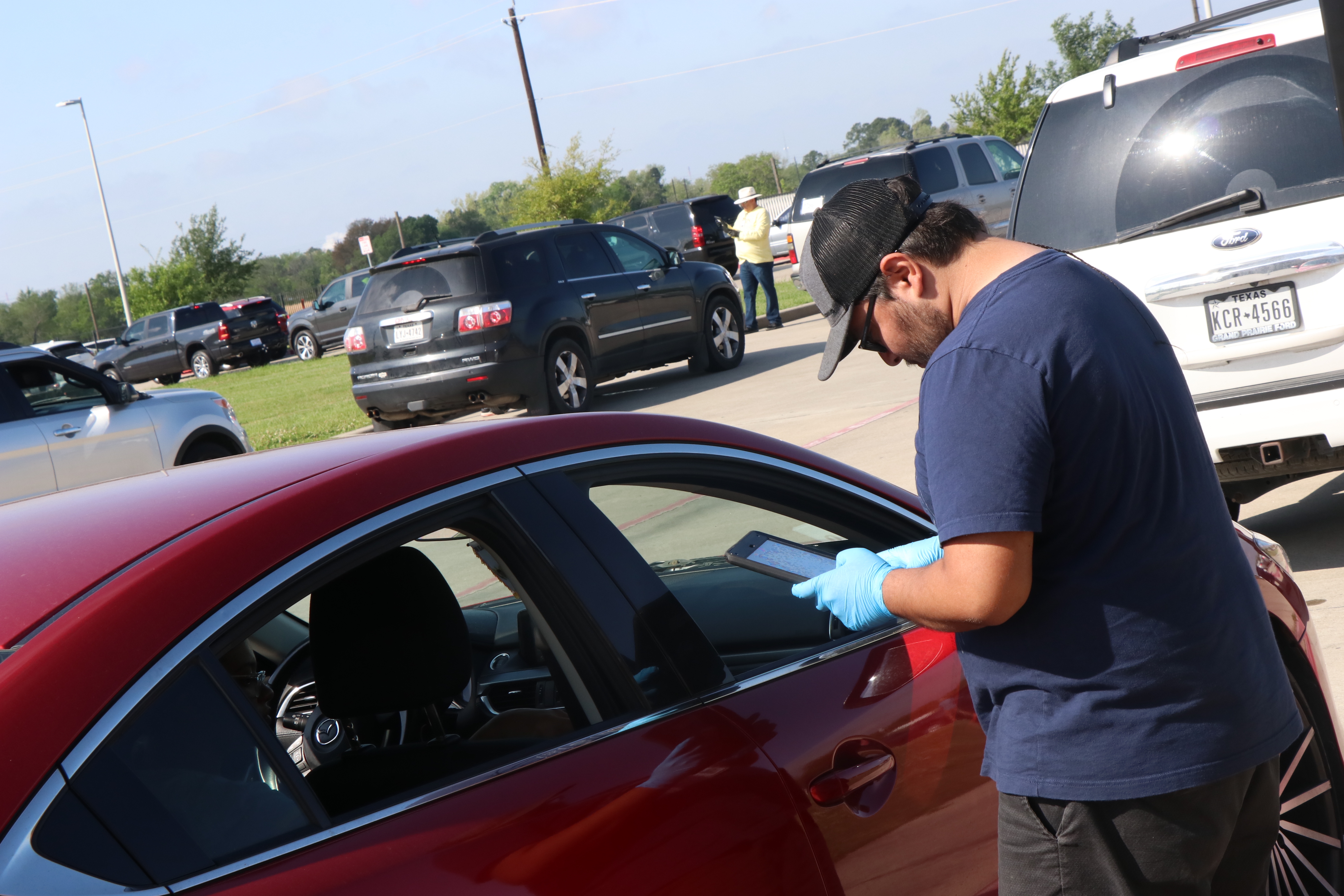 Daniel Leija assist family setting up device