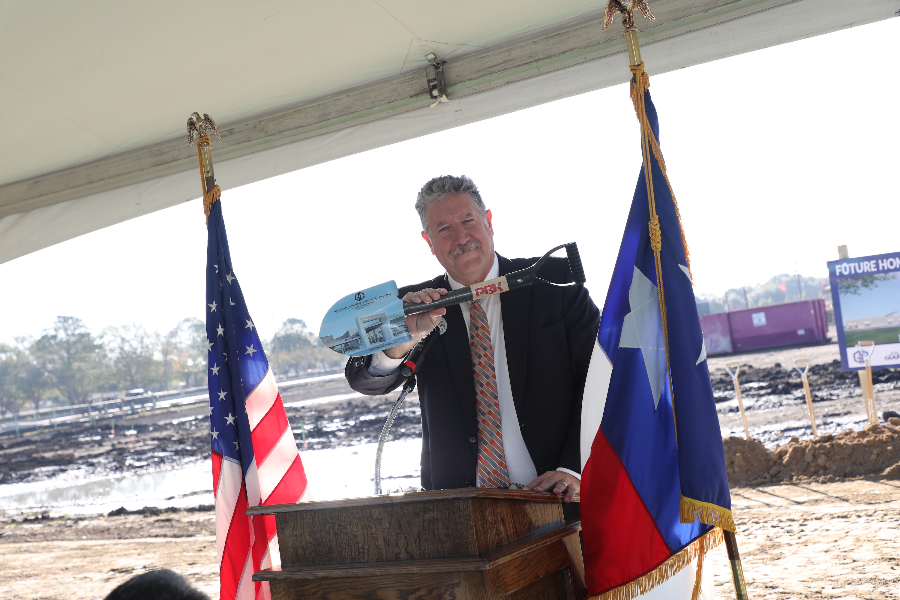 OBrien shows off shovel to be displayed at new campus