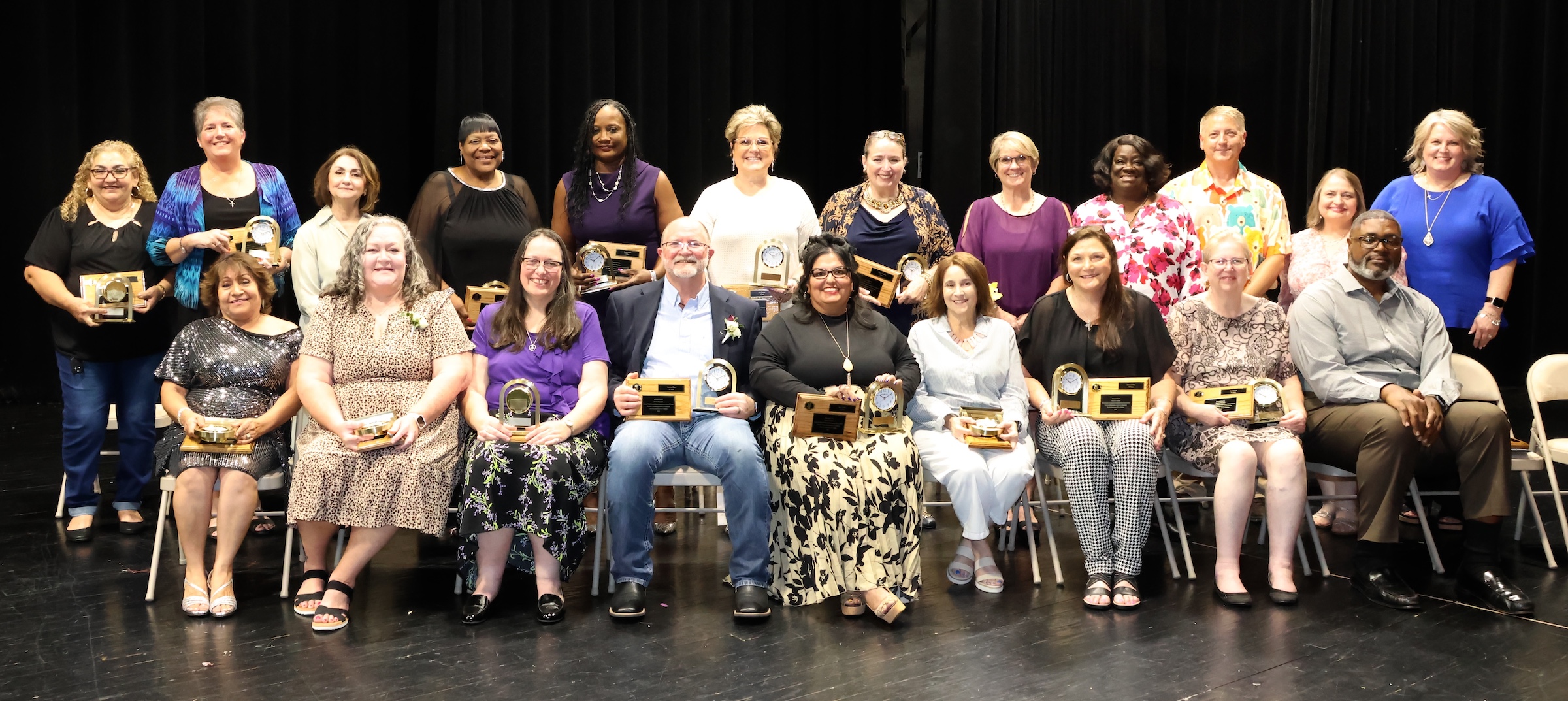 goose creek retirees pose with plaques