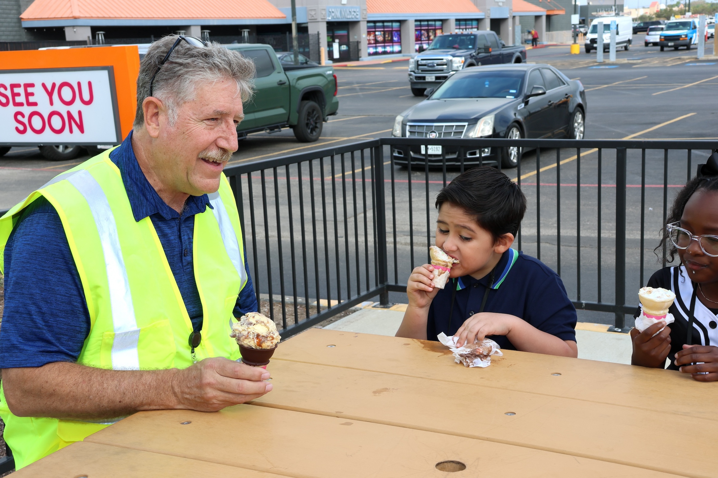 dr obrien talking with students while they are eating ice cream