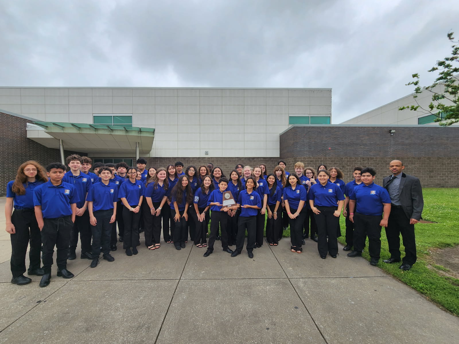 cbj honor band students pose in front of goose creek memorial hs