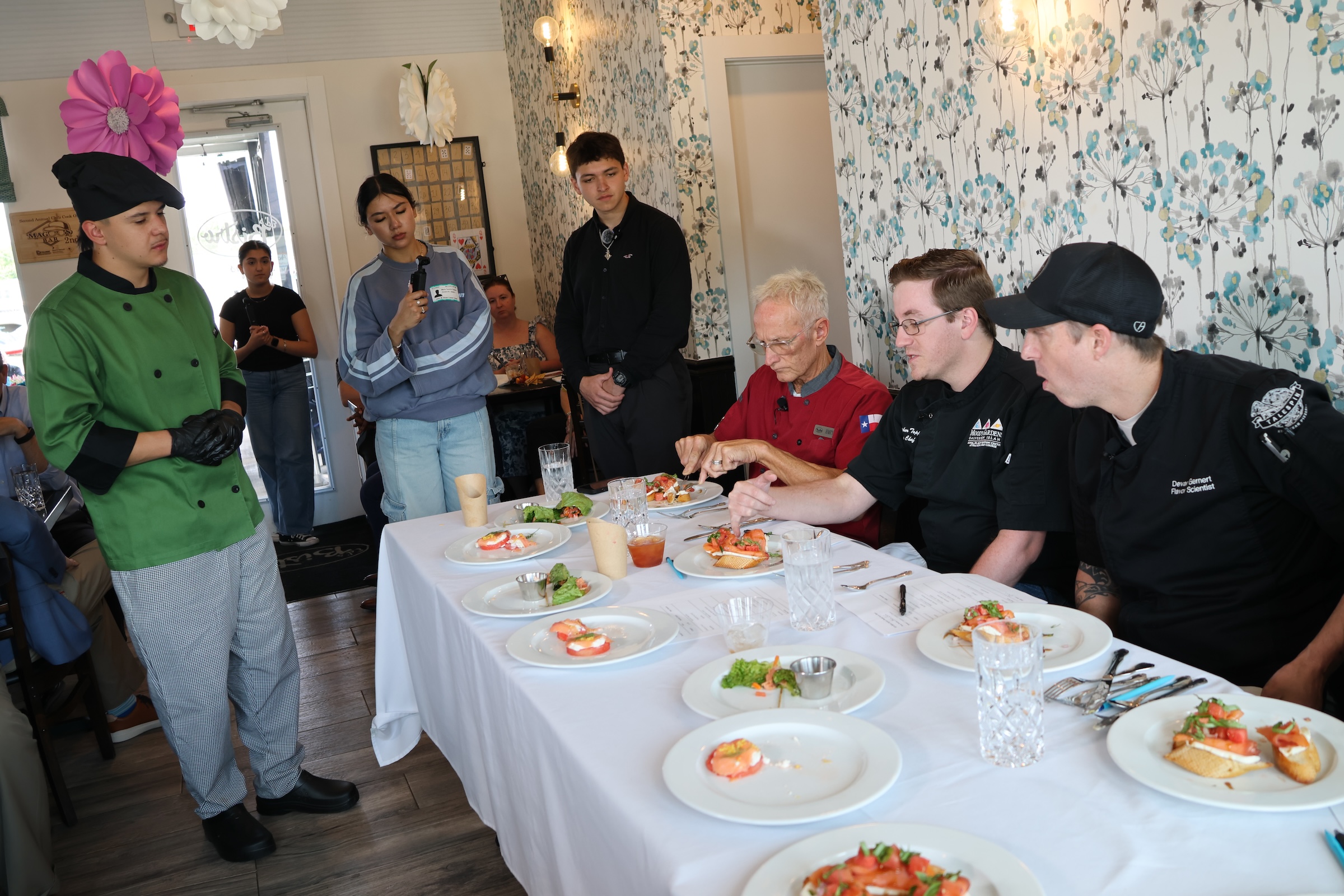 judges judging food