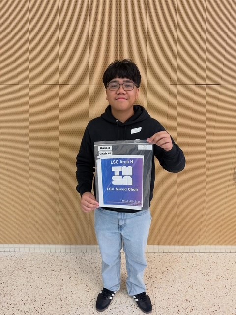 eli ortiz playing his instrument at competition